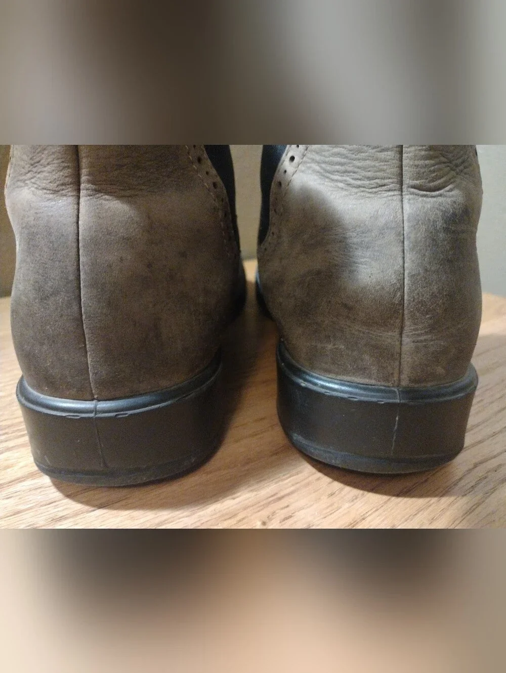 BLUNDSTONE Size USM 9/USW 11/AU 9. Leather Chelsea Style Boot. Gray. Good